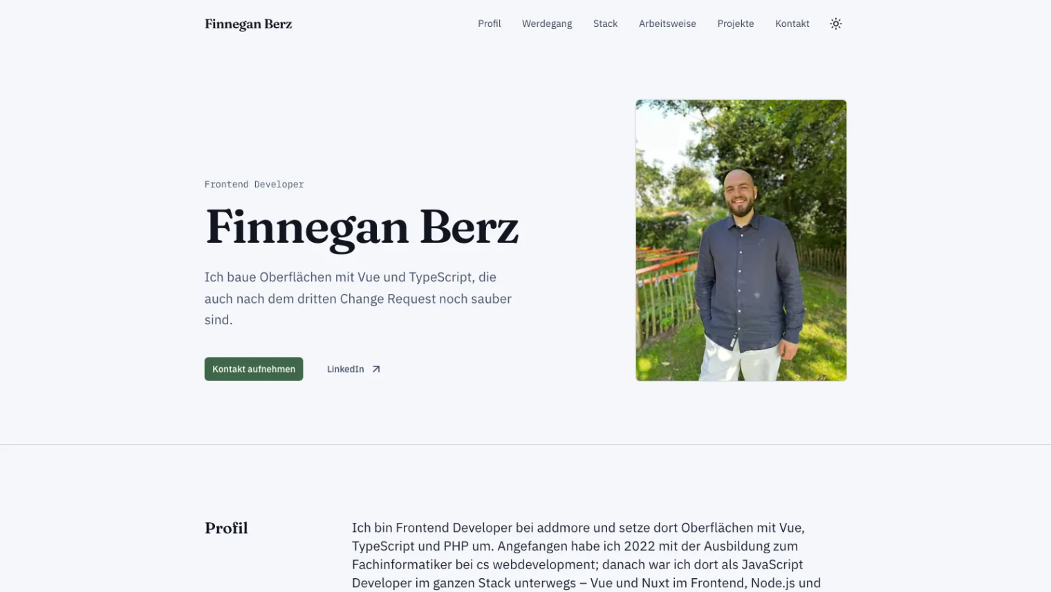 Startseite dieses Portfolios: links Name, Rolle, Einleitungssatz und Kontakt-Button, rechts mein Porträtfoto im Grünen